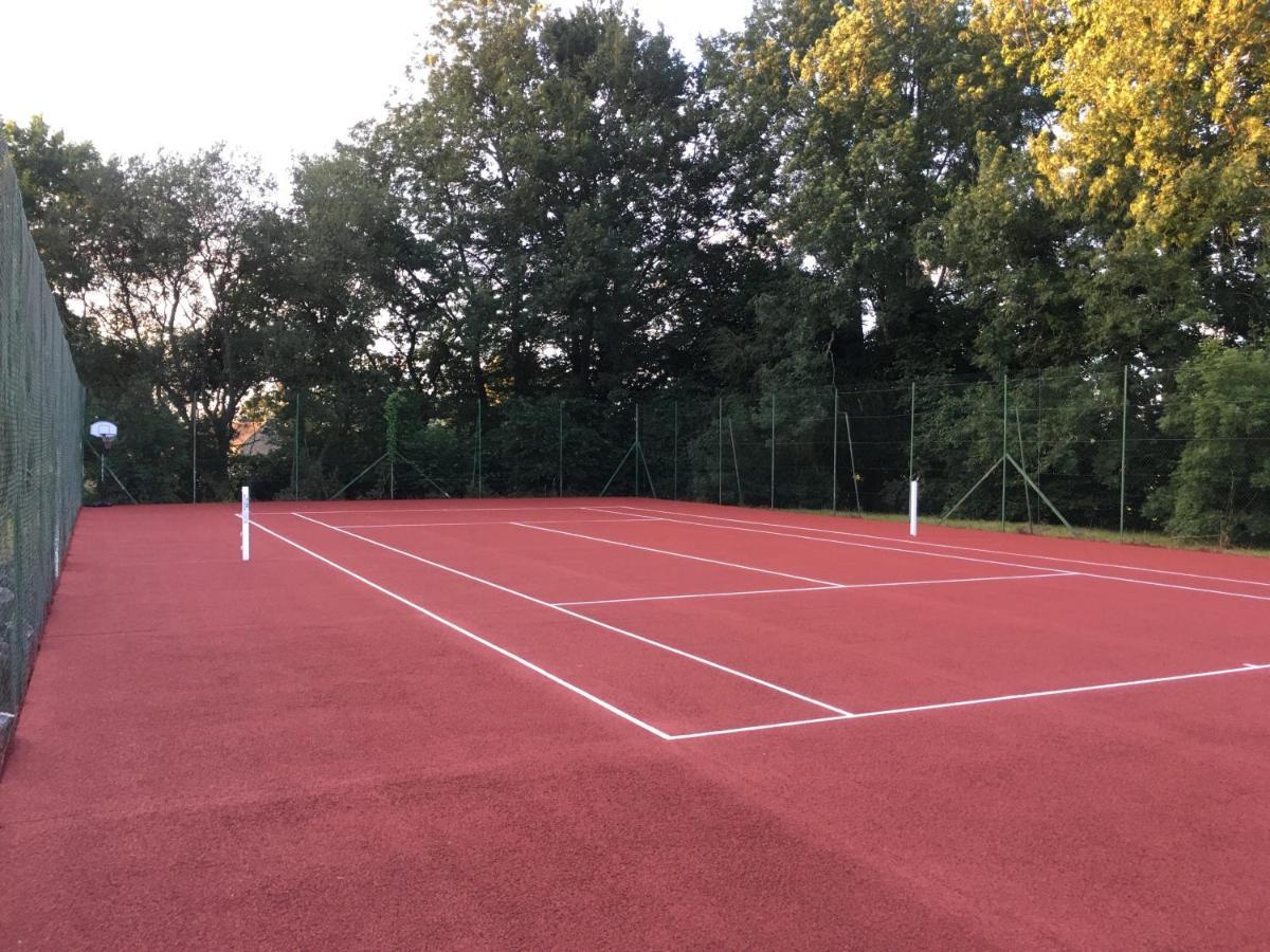Gite Avec Tennis En Baie Du Mont Saint Michel A 15 Minutes De La Mer Les Chambres Екстериор снимка